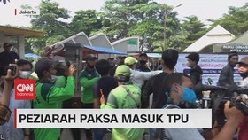 VIDEO: Peziarah Paksa Masuk TPU