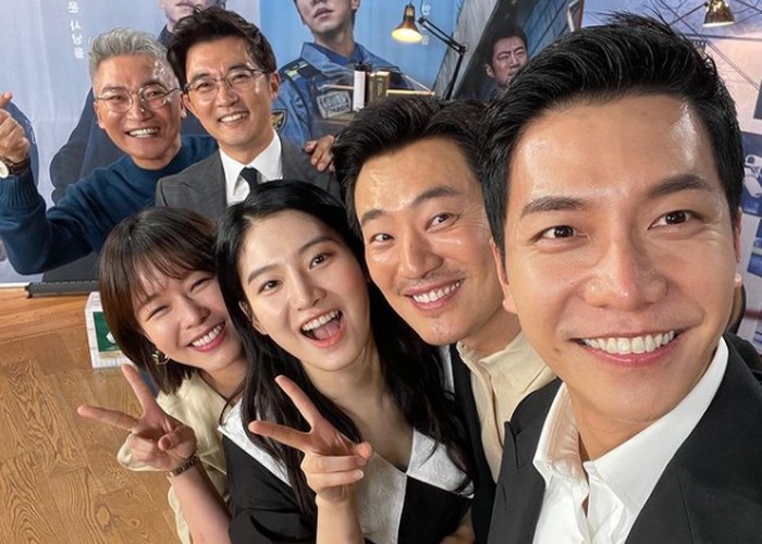 Potret kebersamaan cast drama Mouse di backstage Baeksang Arts Award 2021, bikin netizen galau mengingat drama ini sebentar lagi tamat / foto: instagram.com/lee.hee.jun