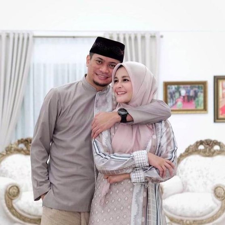 <p>Potret terbaru keduanya saat Idul Fitri kemarin. Romantis dan mesra banget ya, Bunda? (Foto: Instagram @priskaparamita)</p>