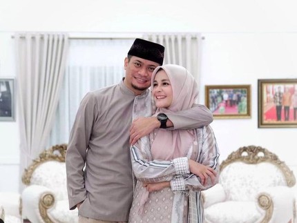7 Foto Romatis Jebolan Idol Priska Paramita Dampingi Suaminya, Bupati Gowa