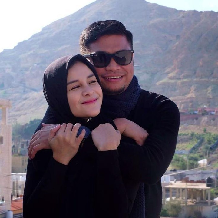 <p>Priska dan suaminya, Bupati Gowa selalu terlihat harmonis nan romantis di galeri fotonya, di Instagram. Priska juga setia mendampingi suami ketika ada agenda ke lapangan. (Foto: Instagram @priskaparamita)</p>