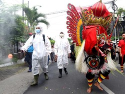 Ritual Barong Ider Bumi Kemiren Banyuwangi Dikawal Satgas dan Petugas Ber-APD