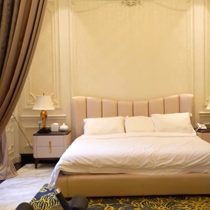 <p>Desain kamar utamanya sangat mewah. Tempat tidur besar dengan dominasi warna <em>off white</em>, dilengkapi dengan gorden berwana earth tone yang membuat kamar Helena Lim dipuji semwah predential suite hotel bintang lima. (Foto: YouTube Boy William)</p>