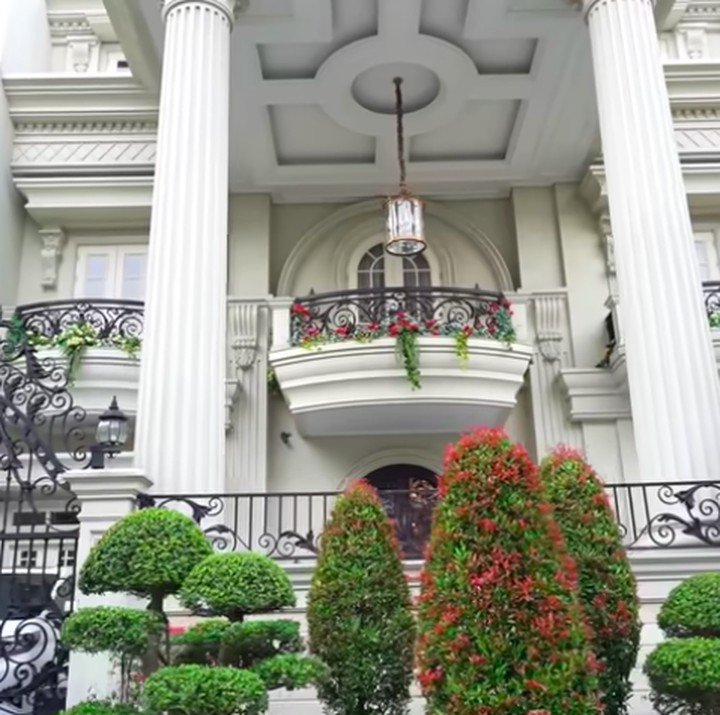 <p>Rumah pengusaha cantik, Helena Lim yang terletak di Pantai Indah Kapuk (PIK) Jakarta Utara mencuri perhatian nih, Bunda. Rumah mewah bergaya Eropa ini didominasi warna putih. Terlihat sangat elegan. (Foto: YouTube Boy William)</p>