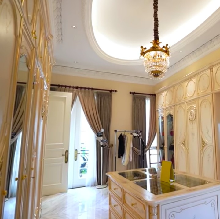 <p>Walk in closet pun enggak kalah mewah kan, Bunda? Ruangan besar ini berisi berbagai branded mulai dari tas hingga sepatu. (Foto: YouTube Boy William)</p>