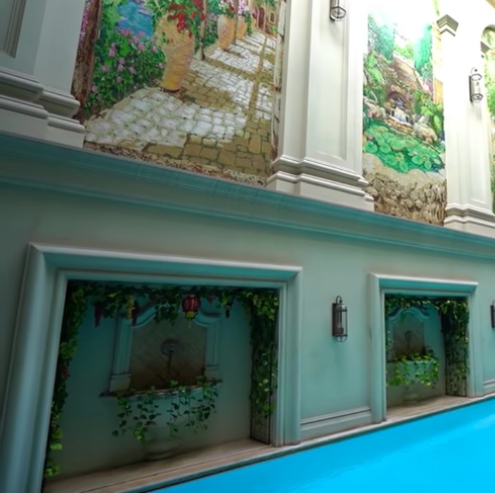 <p>Kolam renang terletak di tengah-tengah rumah. Wah, terlihat sejuk ya, Bunda. (Foto: YouTube Boy William)</p>
