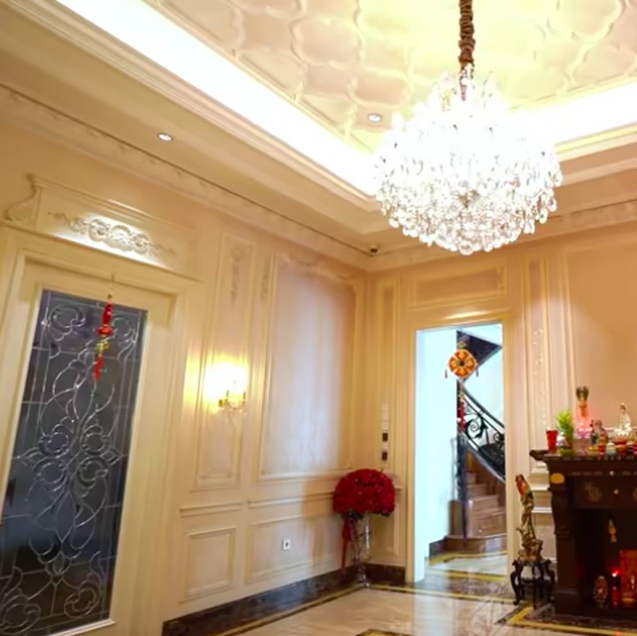 <p>Seluruh sudut ruangan dihiasi furniture mewah yang menambah kesan megah. Salah satunya lampu kristal di ruangan ini. (Foto: YouTube Boy William)</p>