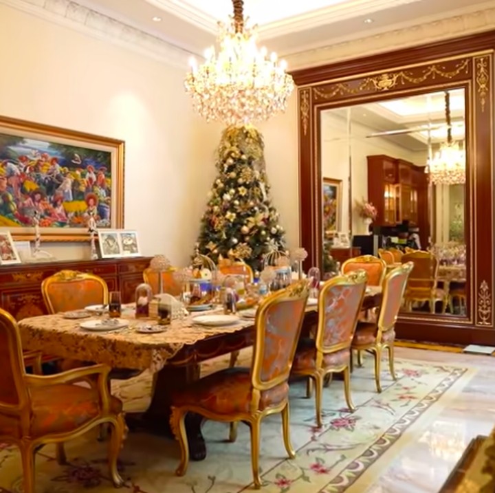 <p>Ruang makannya pun tak kalah mencuri atensi. Lukisan, lampu kristal dan berbagai perabot luxorius semakin mempertegas selera elegan nan mewah pemilik rumah, Helena Lim. (Foto: YouTube Boy William)</p>