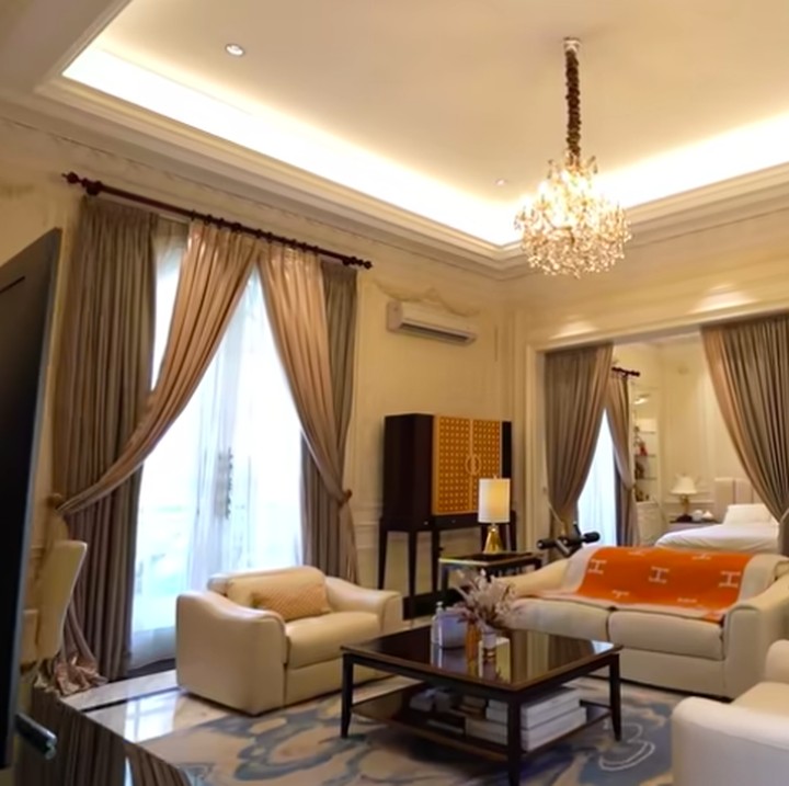 <p>Tak berhenti sampai di situ karena kamar tersebut juga dilengkapi dengan ruang tamu berisikan sofa bernuansa putih. Berbagai brand ternama ikut menghiasi ruang tamu di kamar tersebut. (Foto: YouTube Boy William)</p>