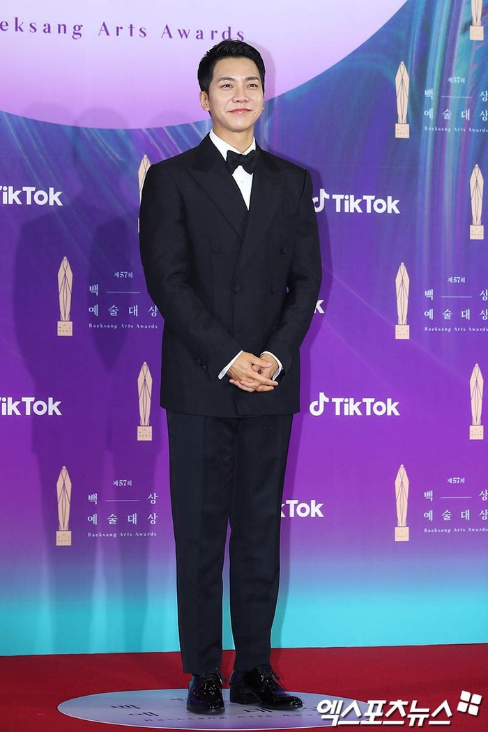 Senyuman manis Lee Seung Gi berhasil membuat semua orang terpana bukan? Ia berhasil menyabet penghargaan sebagai AKtor terbaik dalam Variety Show di ajang ini (foto: soompi.com)