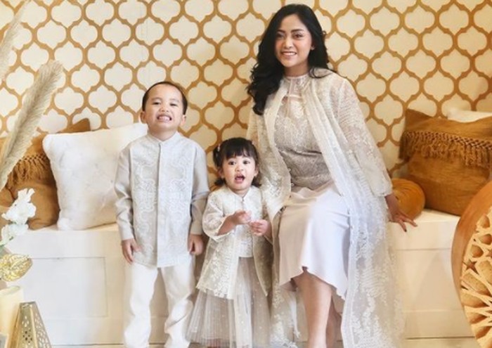 Sepasang putra dan putri Rachel Vennya, Biru dan Chava, memang selalu ngegemesin, ya. Enggak heran kalau mereka jadi keponakan online kesayangan para netizen / foto: instagram.com/rachelvennya