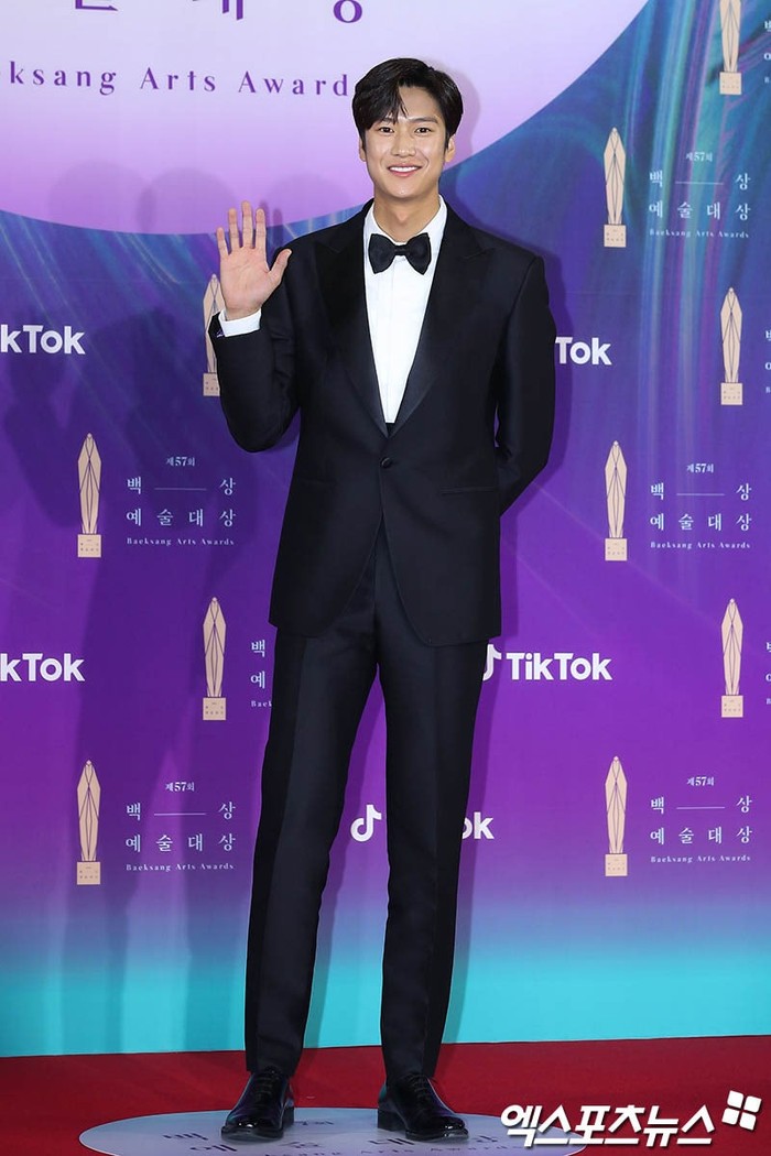 Siapa yang tidak kenal dengan aktor Na In Woo, aktor yang menggantikan Ji Soo di drama River Where the Moon Rises ini tampak tampan dengan setelan jas dan tubuhnya yang nampak tinggi jenjang (foto: soompi.com)