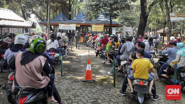 Selama masa libur Lebaran hingga 30 Mei mendatang, pengelola Ragunan hanya mengizinkan wisatawan yang ber-KTP DKI Jakarta.