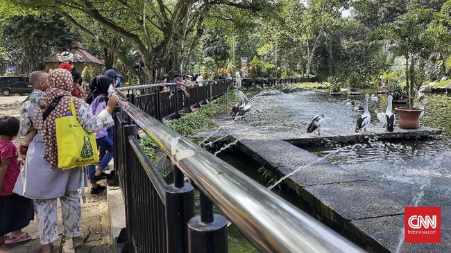 Menurut catatan pengelola pengunjung Ragunan hingga pukul 10.30 sejumlah 7.536 orang.