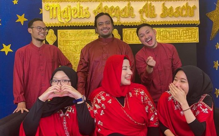 Tim enggak mudik lebaran, Tasyi Athasia dan suami seru-seruan bareng tim youtube mereka dengan makan malam bersama / foto: instagram.com/tasyiiathasyia