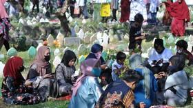 Hukum dan Pandangan Islam soal Tradisi Nyekar Jelang Ramadan