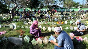 FOTO: Tradisi Ziarah Kubur Saat Lebaran di Sejumlah Daerah