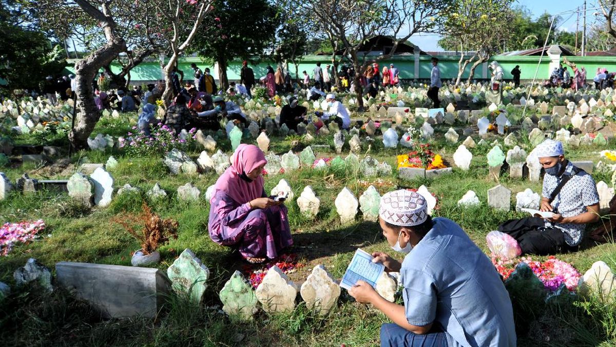 Hukum Ziarah Kubur saat Idul Fitri dan Hikmahnya bagi Umat Muslim
