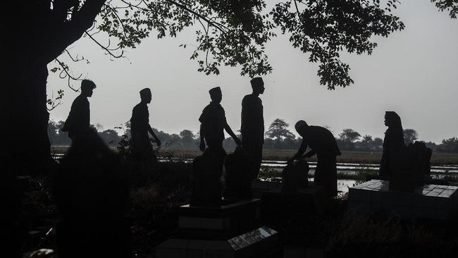 Ketua Bamus Betawi menyatakan larangan ziarah kubur harus dihormati karena saat ini Jakarta masih dalam kondisi darurat pandemi.