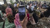 FOTO: Tradisi Ziarah Kubur Saat Lebaran di Sejumlah Daerah Selain mudik dan halal bihalal, tradisi ziarah kubur merupakan salah satu kebiasaan yang dilakukan saat Lebaran.