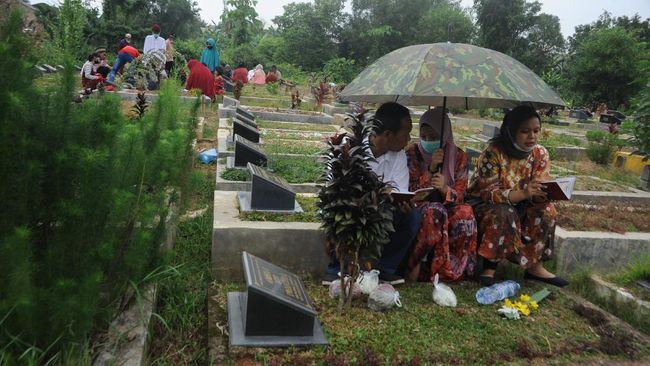 Doa ziarah kubur saat nyekar dipanjatkan agar Allah SWT mengampuni segala dosa dan menerima amal kebaikan orang yang telah meninggal dunia.