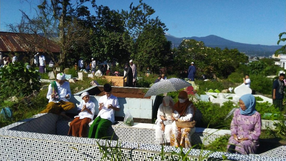 FOTO: Tradisi Ziarah Kubur Saat Lebaran di Sejumlah Daerah