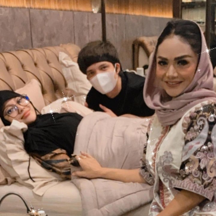 <p>Dalam postingannya, KD meminta doa agar anak dan menantunya diberi kebahagiaan. "Silaturahim Lebaran hari ke 2, kerumah Anak mantu. Alhamdulillah rejeki kemurahan GustiAllah. Saya mohon doa untuk anak anak sy semoga mereka selaras bahagia," dikutip dari akun @krisdayantilemos pada Sabtu (15/5/2021)(Foto: Instagram @attahalilintar)</p>