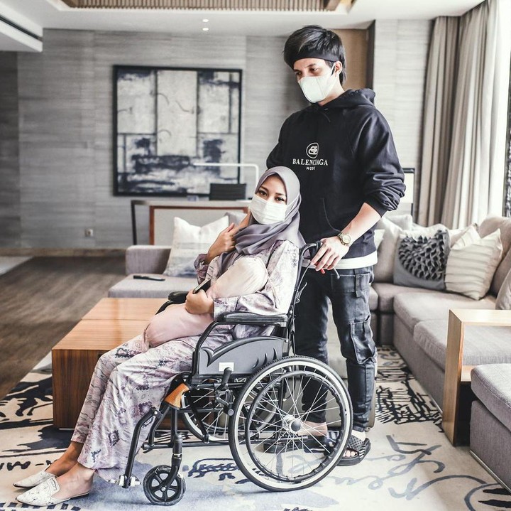 <p>Kabar soal kesehatan Aurel pertama kali diketahui dari unggahan Atta di Instagram. Ia memperlihatkan Aurel yang tengah duduk di kursi roda. (Foto: Instagram @attahalilintar)</p>