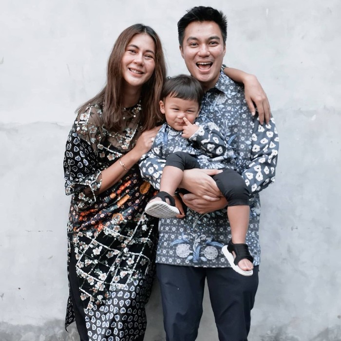 Baim Wong dan Paula memilih baju lebaran bermotif batik. Baim dan Kiano mengenakan kemeja panjang dengan warna grey. Sedangkan Paula tampil elegan menggunakan tunik bermotif serupa dengan warna lebih bold. (Foto: Instagram.com/Baimwong)