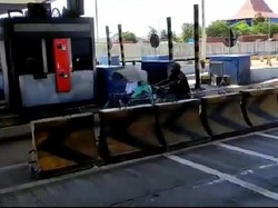 Ini Kronologi Becak Masuk Tol Surabaya-Gresik