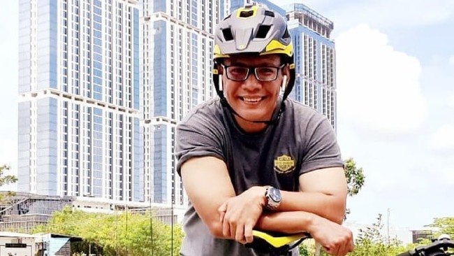 Pegiat media sosial Birgaldo Sinaga meninggal dunia usai terpapar Covid-19. Ia sempat mengunggah foto dengan tangan diinfus.