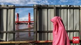 FOTO: Berbagi Kehidupan dengan Sungai Musi Sepanjang 750 km, Sungai Musi membelah Kota Palembang menjadi dua bagian. Jembatan Ampera melintas di atas sungai ini.