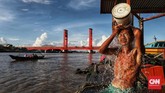 FOTO: Berbagi Kehidupan dengan Sungai Musi Sepanjang 750 km, Sungai Musi membelah Kota Palembang menjadi dua bagian. Jembatan Ampera melintas di atas sungai ini.
