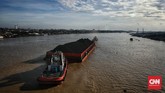 FOTO: Berbagi Kehidupan dengan Sungai Musi Sepanjang 750 km, Sungai Musi membelah Kota Palembang menjadi dua bagian. Jembatan Ampera melintas di atas sungai ini.