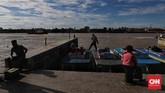 FOTO: Berbagi Kehidupan dengan Sungai Musi Sepanjang 750 km, Sungai Musi membelah Kota Palembang menjadi dua bagian. Jembatan Ampera melintas di atas sungai ini.