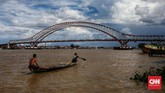 FOTO: Berbagi Kehidupan dengan Sungai Musi Sepanjang 750 km, Sungai Musi membelah Kota Palembang menjadi dua bagian. Jembatan Ampera melintas di atas sungai ini.