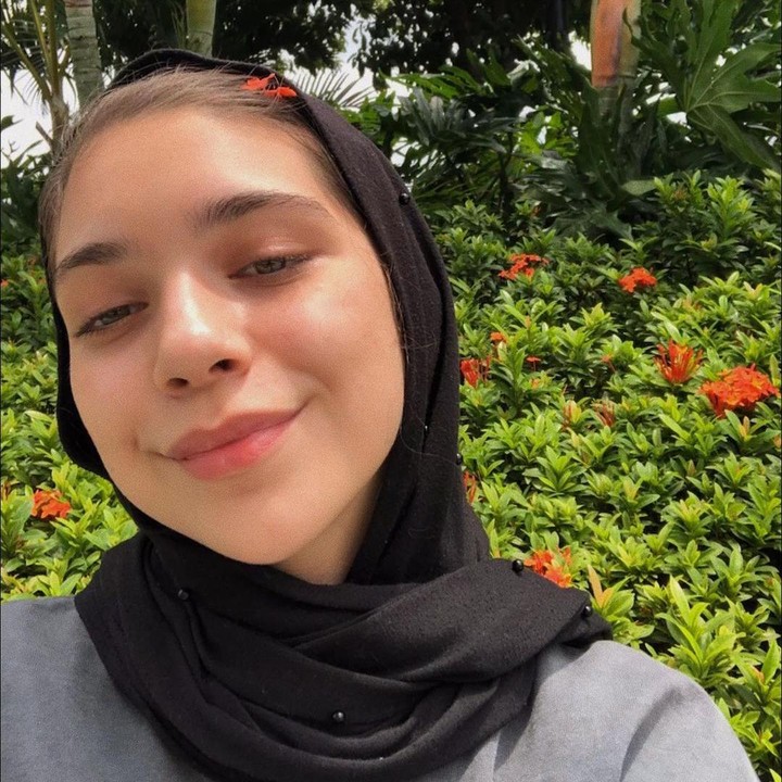 <p>Selain sebagai anak artis, Isabel juga mendapat sorotan sebagai seorang desainer. Di awal 2020, ia turut serta memamerkan beberapa busana karyanya dalam sebuah acara fashion show. (Foto: Instagram @isabel_azhari)</p>
