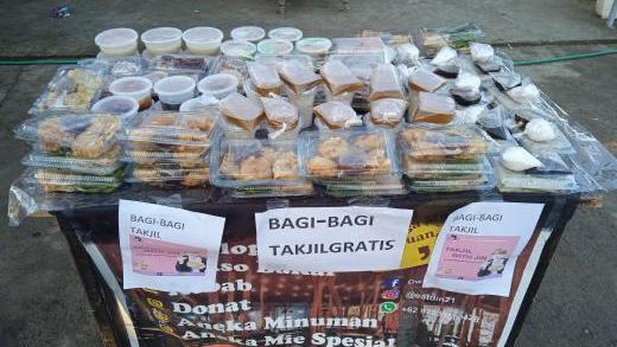 Jin BTS Bagi-bagi takjil fans Jin BTS di Indonesia.