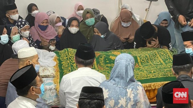 Ketua MUI Sulsel AGH Sanusi Baco meninggal dunia setelah mendapat perawatan di rumah sakit.