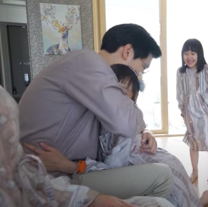 <p>Keluarga Kimbab Family juga menggelar tradisi bermaaf-maafan seperti layaknya di Indonesia, Bunda. (Foto: YouTube Kimbab Family)</p>
