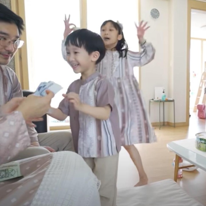 <p>Tak hanya itu, Mama Gina dan Appa Jay juga memberikan uang kepada ketiga anak-anaknya. Kalau di Indonesia, mungkin disebut tradisi angpao ya, Bunda. (Foto: YouTube Kimbab Family)</p>