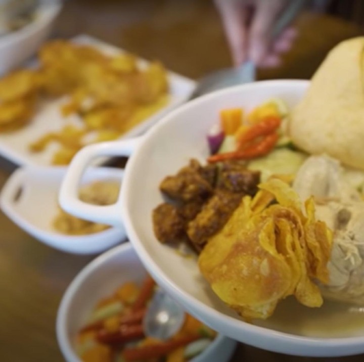 <p>Dalam Idul Fitri kali ini, Mama Gina memasak hidangan khas Lebaran, seperti Opor Ayam hingga Lontong. Selain itu, ia juga membuat sambal goreng tempe, kering kentang, hingga acar. (Foto: YouTube Kimbab Family)</p>