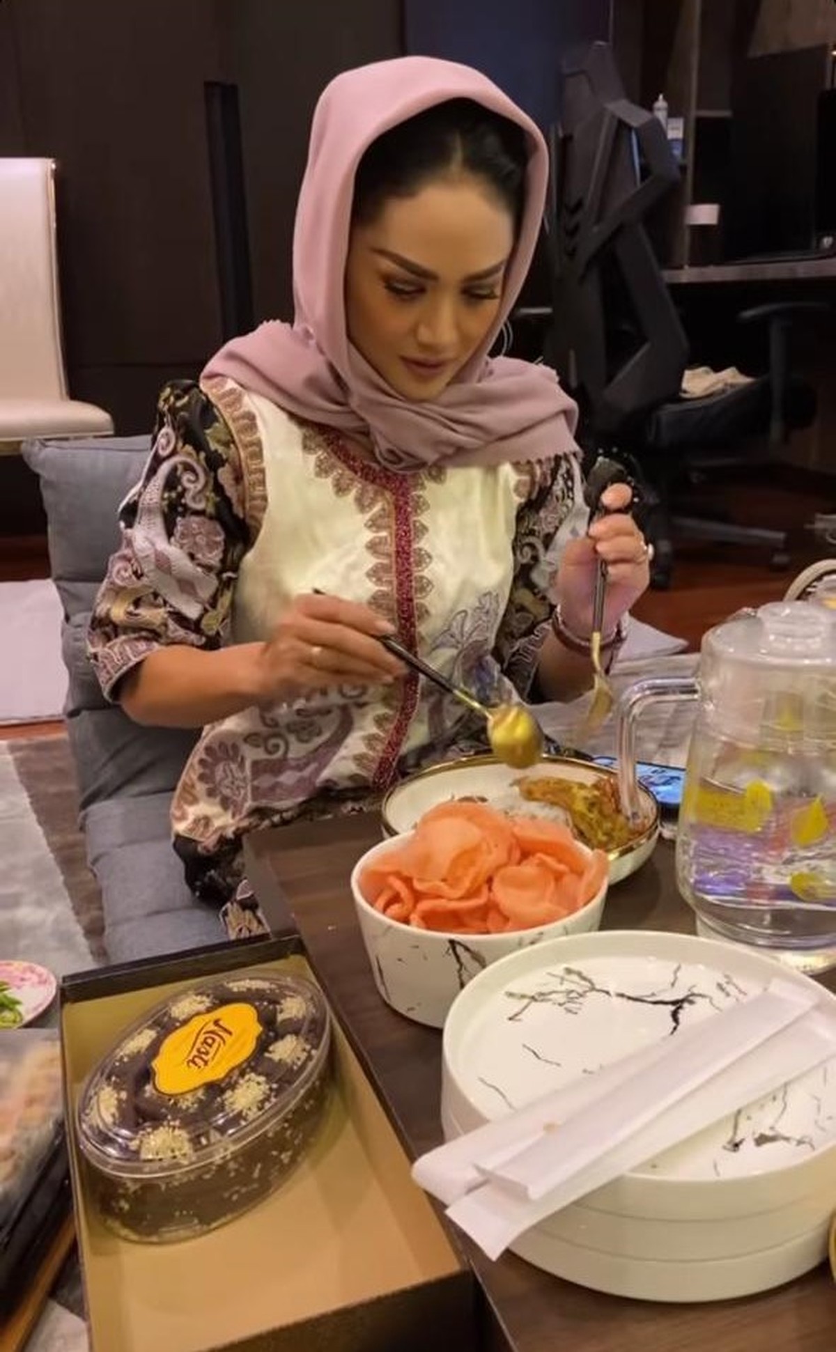 Krisdayanti Jenguk Aurel