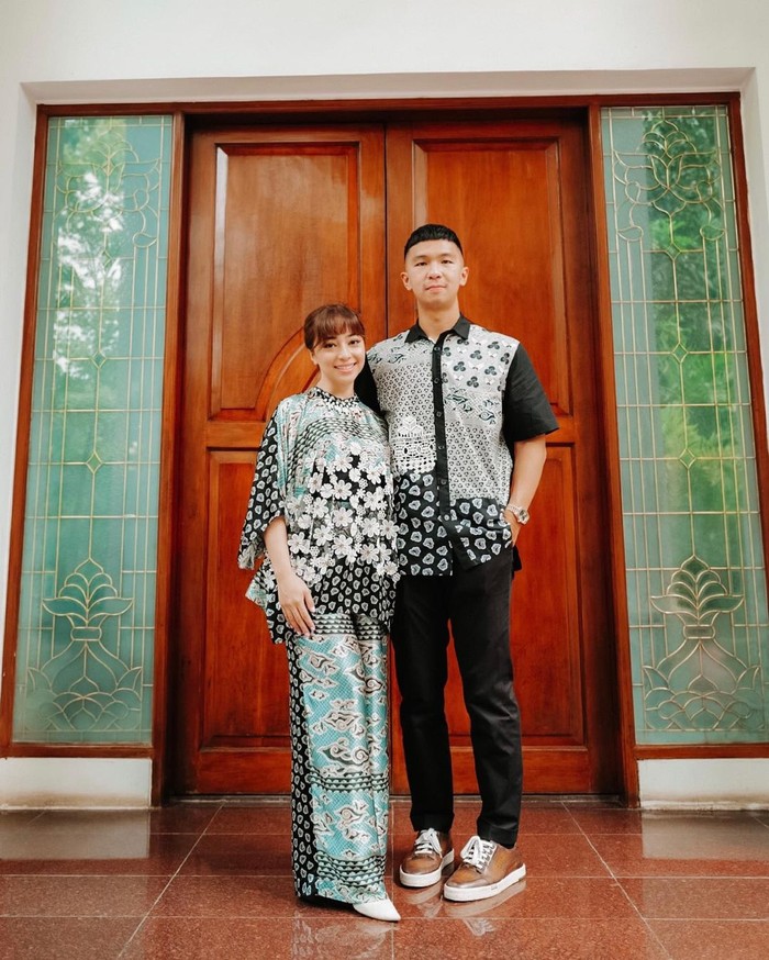 Lebaran pertama dengan sang suami, Nikita Willy terlihat sumringah dan tampil kompak dengan atasan bermotif senada. Nikita juga mengkombinasikan atasan tersebut dengan lace dan rok batik. (Foto: Instagram.com/Nikitawillyofficial94)