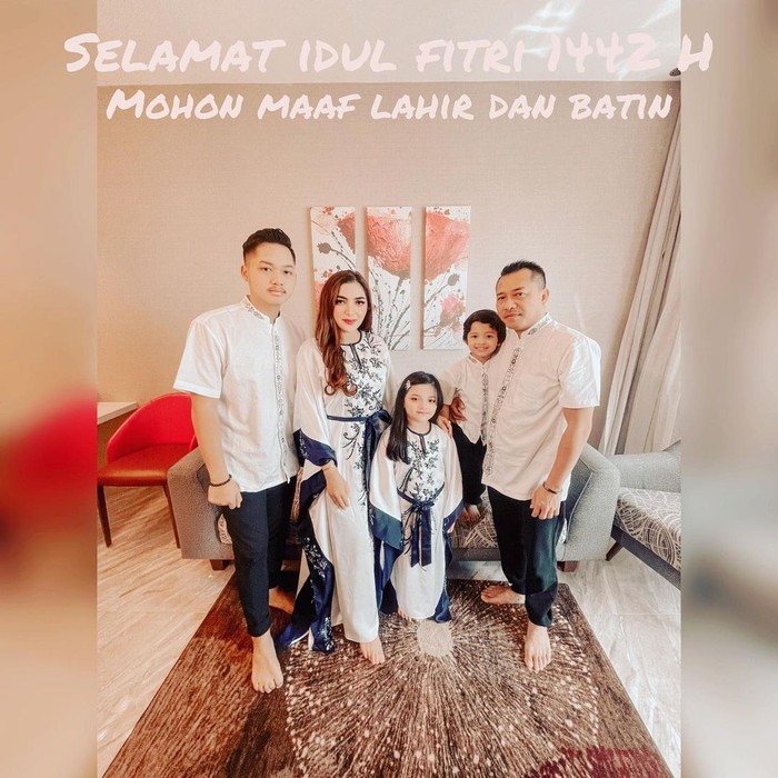 Lebaran pertama tanpa Aurel, keluarga Anang Hermansyah tetap tampil kompak dengan busana couple. Ashanty dan Arsy anggun dengan kaftan putih, begitu pula dengan Anang, Azriel dan Arsya yang terlihat seragam dengan koko putih. (Foto:Instagram.com/anang)