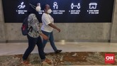 FOTO: Ramai Pusat Perbelanjaan di Masa Libur Lebaran Pusat perbelanjaan di Jakarta dipadati warga yang tak bisa mudik imbas larangan di masa libur Lebaran.