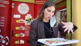 FOTO: Vending Machine Pizza yang Dikritik Warga Roma Roma mulai memiliki vending machine (mesin penjual otomatis) yang bisa menyajikan pizza hangat hanya dalam tiga menit.