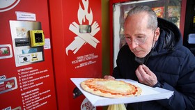 FOTO: Vending Machine Pizza yang Dikritik Warga Roma