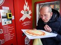 FOTO: Vending Machine Pizza yang Dikritik Warga Roma