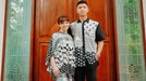 Beberapa pasangan selebriti Indonesia memakai baju kembaran saat lebaran&period; Yuk kita intip kekompakkan mereka&excl;